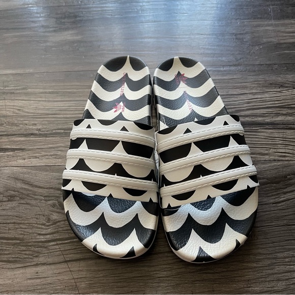 Adidas Women’s Marimekko Adilette Slides Wave Print Black and White - Picture 8 of 16